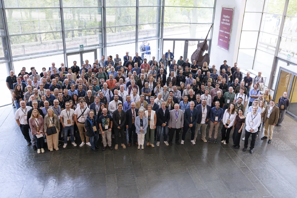 Foto de grup de les persones participants a la COMTIC 2026 a l’Auditori de Girona